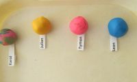 kolorowa piłka z plasteliny