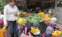 wycieczka , obserwacja owoców i warzyw na straganie 