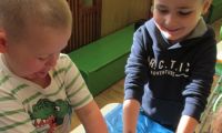 zabawy sensoryczne ze śniegiem